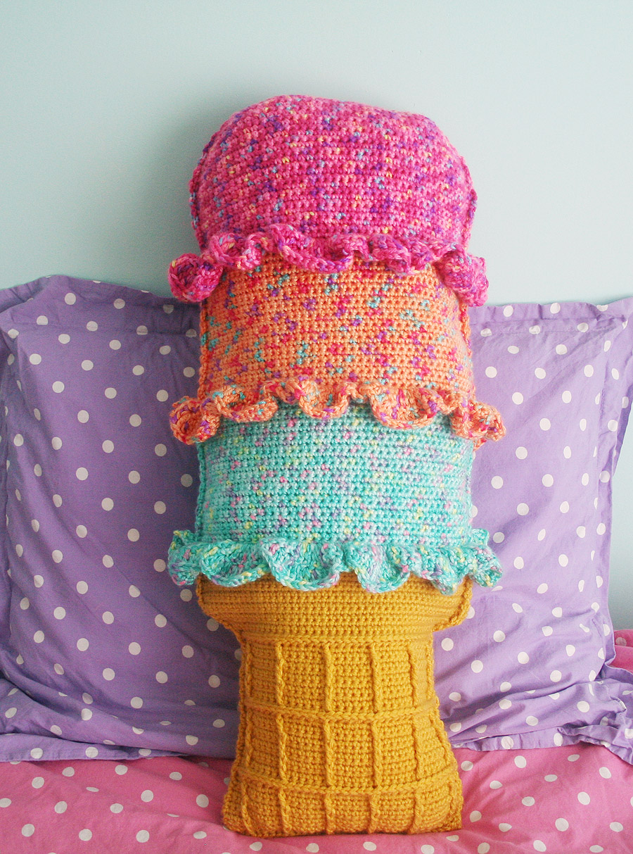 Free Crochet Pattern: Rainbow Sherbet Throw Pillow | Twinkie Chan Blog