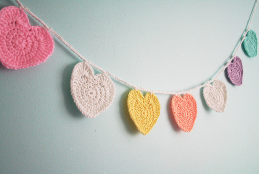 http://blog.twinkiechan.com/2013/12/18/free-pattern-conversation-heart-garland/